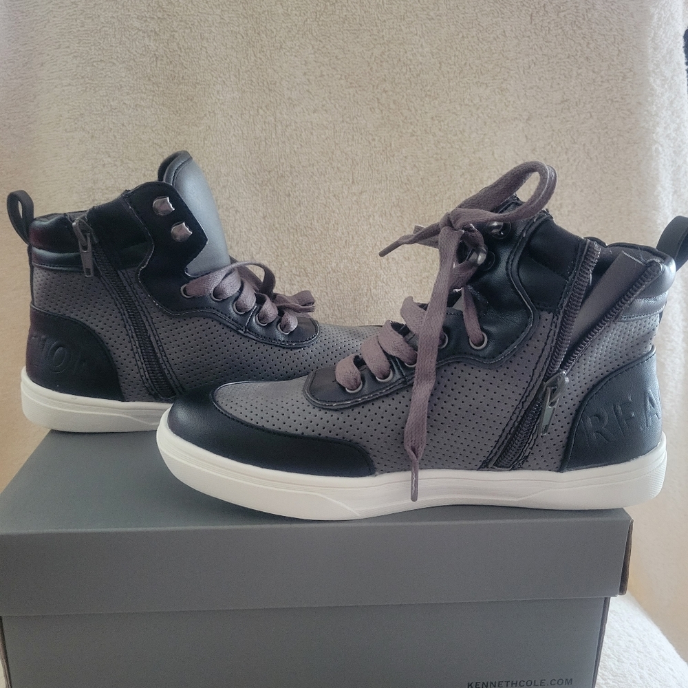 Kenneth Cole boot sz 2